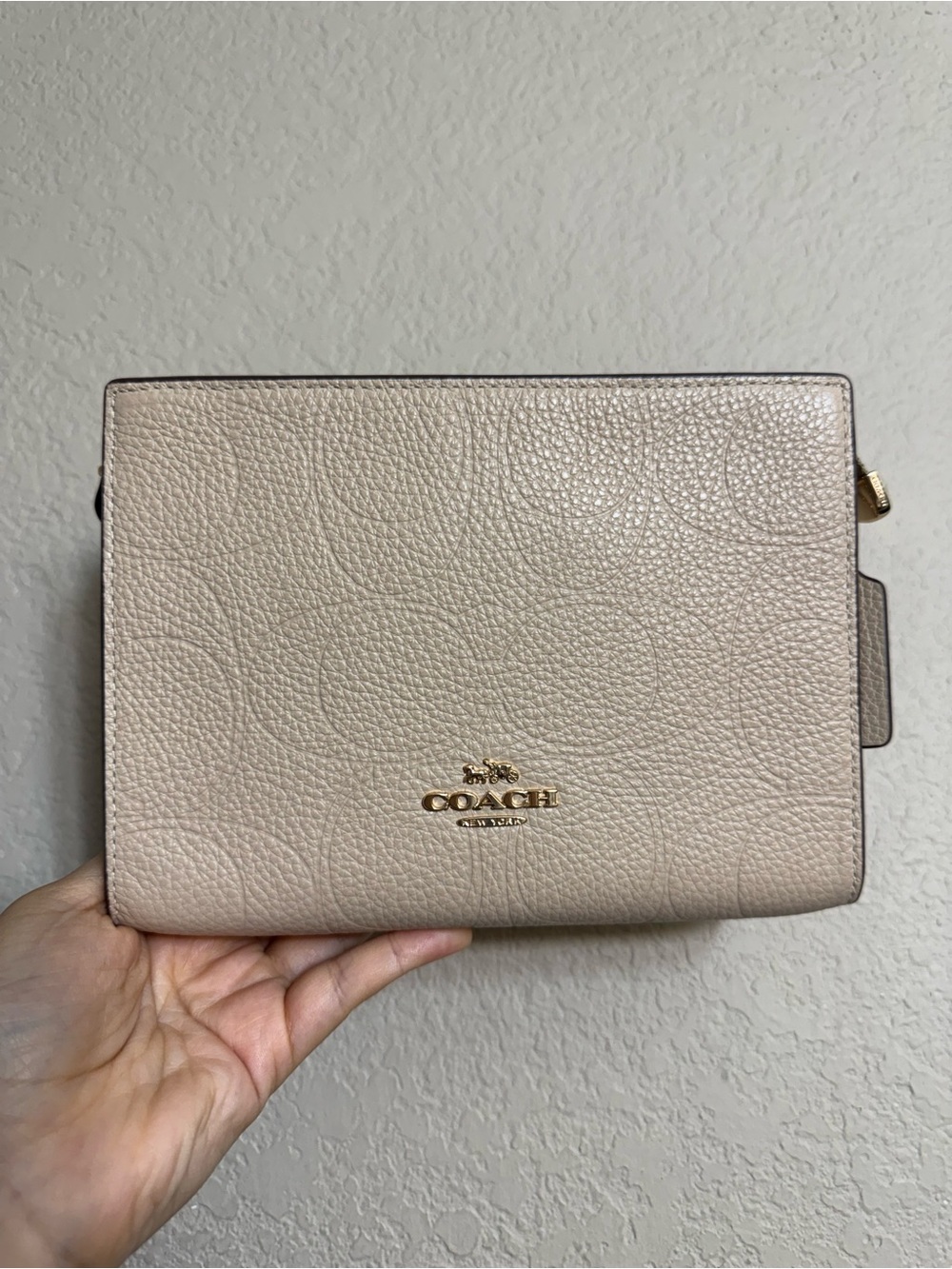 Coach Slim Crossbody bag Pebbled Leather Crossbody Bag - Oat